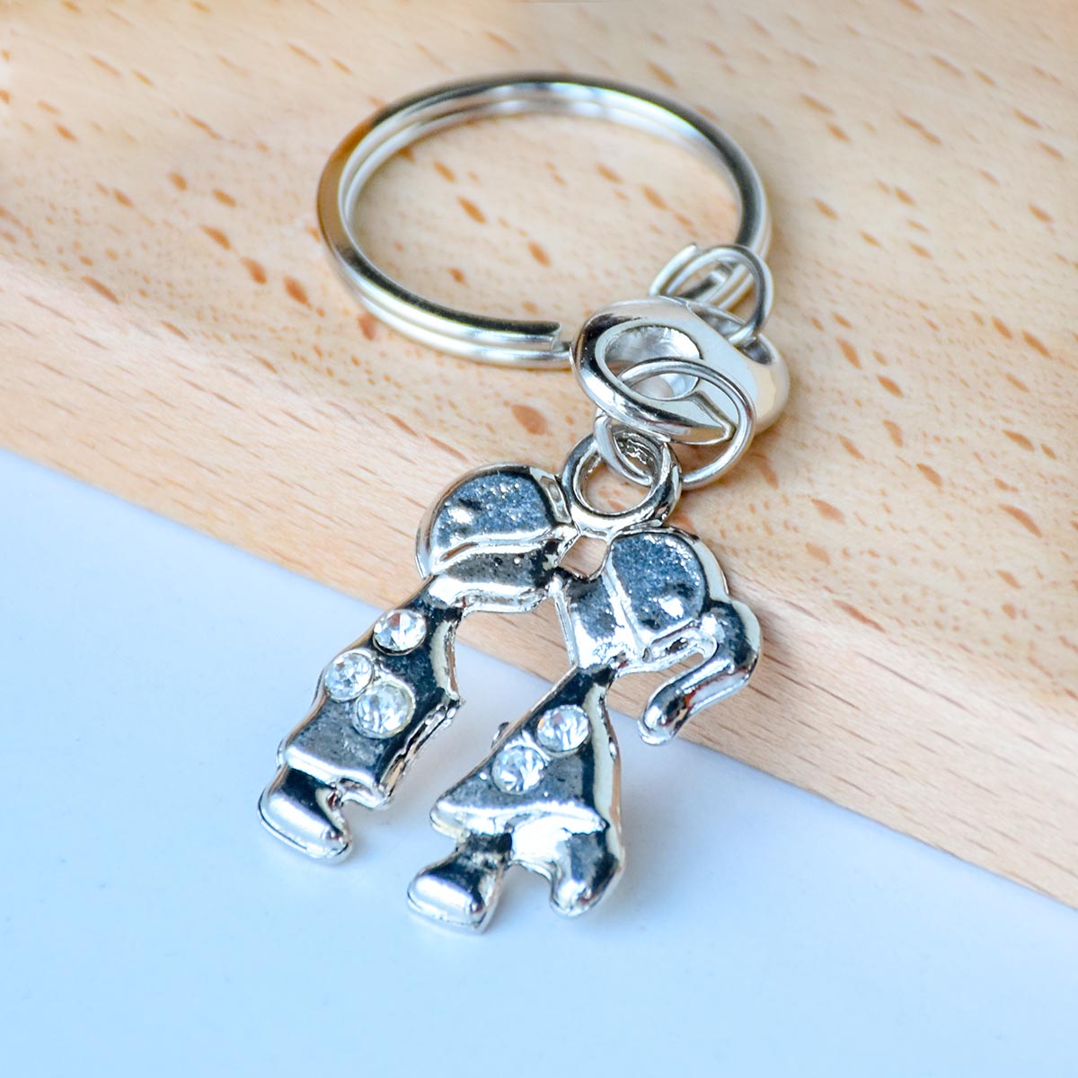 Kissing Couple Metal Keychain – Romantic Keepsake Gift