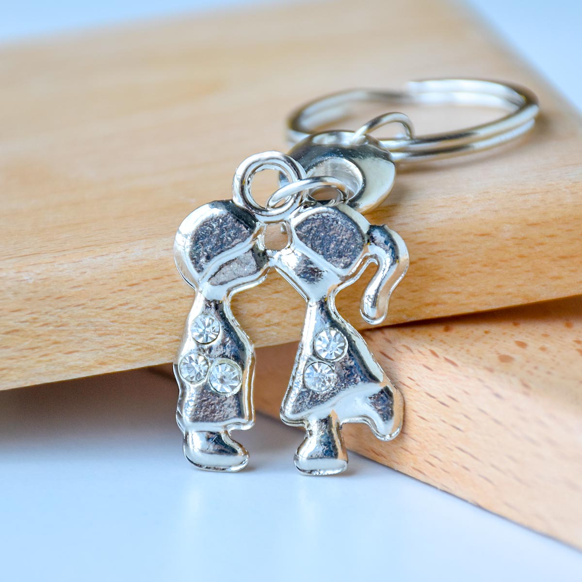 Kissing Couple Metal Keychain – Romantic Keepsake Gift