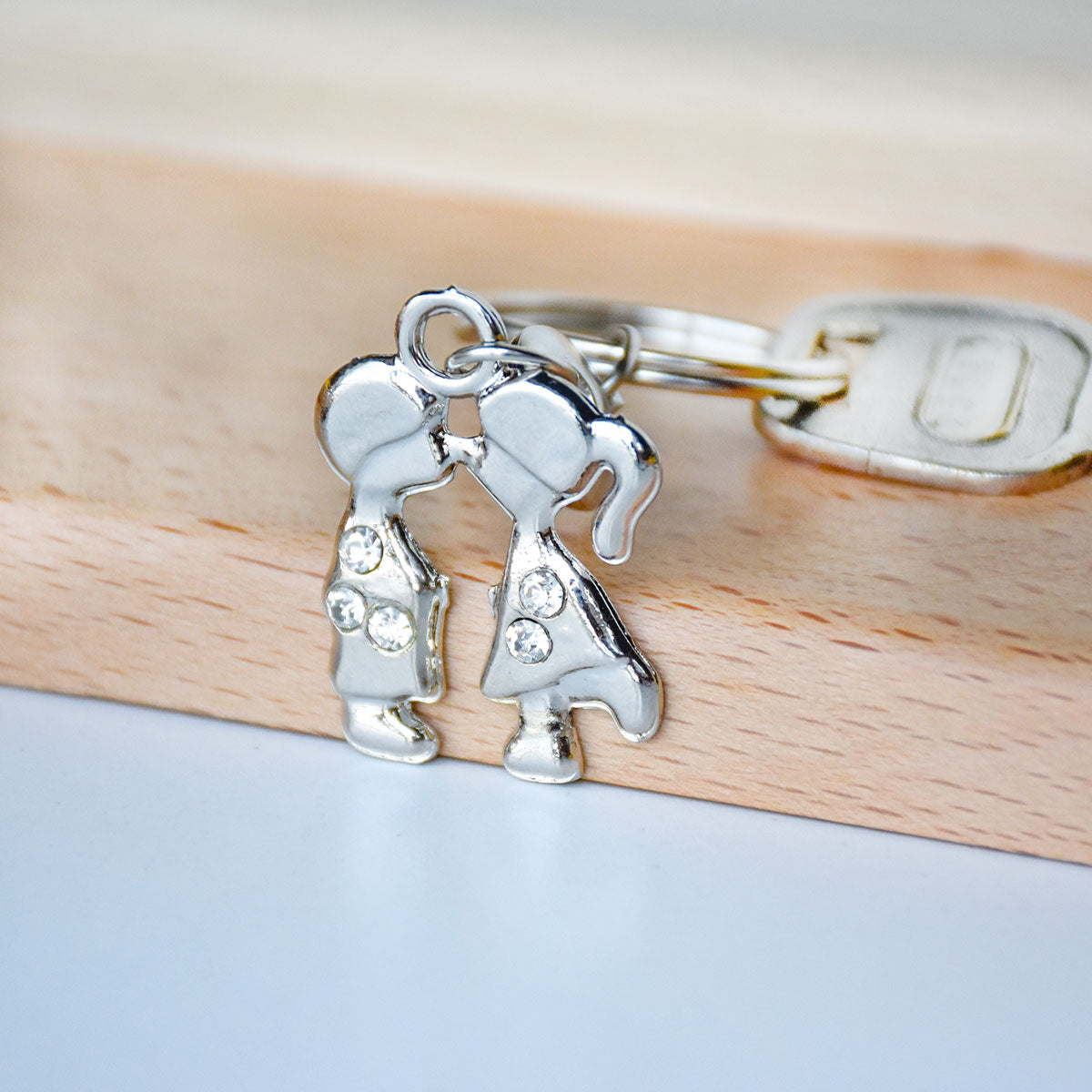 Kissing Couple Metal Keychain – Romantic Keepsake Gift