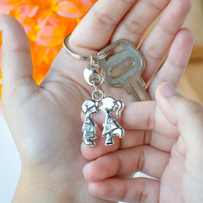 Kissing Couple Metal Keychain – Romantic Keepsake Gift