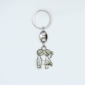 Kissing Couple Metal Keychain – Romantic Keepsake Gift