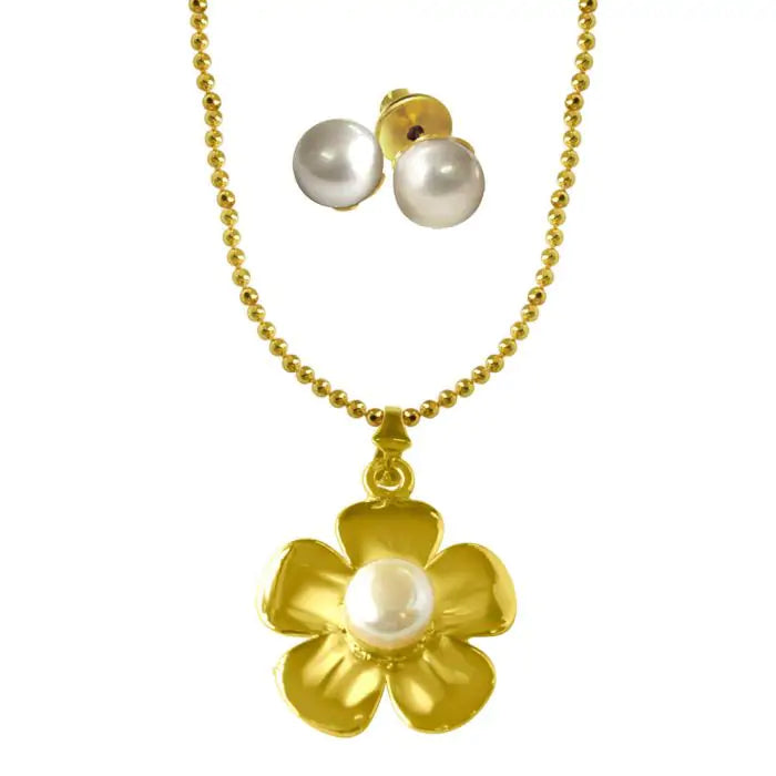 Surat Diamonds Flower shaped Big Button Pearl & Gold Plated Pendant with Chain & pair of Studs